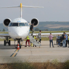 Varios pasajeros en la pista del aeropuerto de Villafría. ECB