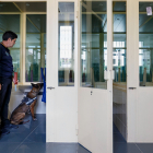 El funcionario Marcial Rubio y su perro inspeccionan los locutorios de la prisión. SANTI OTERO