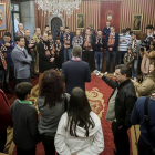 El alcalde, Javier Lacalle -de espaldas-, felicita al club durante la recepción institucional celebrada ayer.-SANTI OTERO