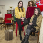 Marta Lafont (a la derecha) acompañada por Soribel Reyes y Natalia Goñi, educadoras sociales que están realizando sus prácticas en  las asociación.-ISRAEL L. MURILLO