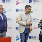 El presidente de Promueve, Vicente Marañón, charla con Almudena López y Agustín Delgado, de Amania Films. SANTI OTERO