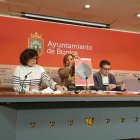 La concejala Rosario Pérez Pardo muestra la imagen de una de las monedas encontradas en la calle Murallas.