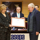Mari Paz Robina recibió el diploma como ‘Personaje Ilustre de la Automoción Española’ de manos de Francisco Aparicio, presidente de ASEPA. ECB
