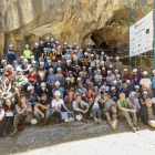 El Equipo de Investigación de Atapuerca (EIA) ha estado formado por 300 personas que han trabajado desde el 17 de junio en una campaña excepcional. La imagen, con el consejero de Cultura, Gonzalo Santoja, se produjo el día de presentación de Pink. SANTI OTERO