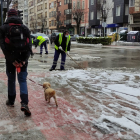 Dos operarios limpian las calles después de una nevada en la capital burgalesa en una imagen de archivo. ECB