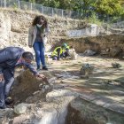 El concejal de Turismo, Levi Moreno, y la arqueóloga Fabiola Monzón en la zona de excavaciones de la iglesia de San Román en el momento en el que descubrían un resto arqueológico. ISRAEL L. MURILLO