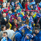 Aficionados del Baskonia y del San Pablo Burgos cantan durante la previa del partido del pasado curso.-ACB PHOTO