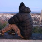 Juan (nombre ficticio), más conocido como el saltador de Río Vena, accedió a posar para este periódico en el mirador del Castillo, de espaldas para proteger su identidad.-RAÚL G. OCHOA