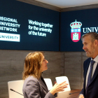 Imagen de la consejera de Educación, Rocío Lucas, conversando con el rector de la UBU, Manuel Pérez Mateos. OLENA CHERKUN