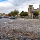 La calle Alfonso VIII, que será renovada en varias fases por el Ayuntamiento, es de las pocas que mantienen el canto rodado como pavimento. TOMÁS ALONSO