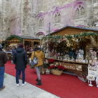 Varias personas observan los puestos de flores en la Feria Florista de Navidad, en el Monasterio de San Juan. SANTI OTERO
