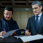 Rodrigo Santidrián y Rafael Barbero cierran el acuerdo con la firma del convenio. SANTI OTERO