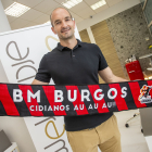 Mijuskovic posa con la bufanda del BM Burgos en las instalaciones de Archicerámica. SANTI OTERO