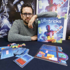 Andrés Saldeño posa con el juego y todos sus elementos como las cartas, las piezas de Tentricks y los tableros. SANTI OTERO