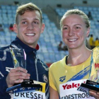Caeleb Dressel y Sarah Sjöström, con los trofeos de mejores nadadores de los Mundiales.-AP / / LEE JIN-MAN