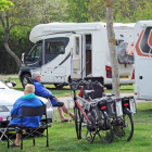 Unos campistas ayer en el camping de Fuentes Blancas, situado al lado de una playa artificial y muy cercano a la ciudad  burgalesa.-I. L.M.