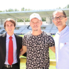 Franco Caselli y Hércules Philipe Souza posan con el presidente del Calahorra tras acordar la cesión del jugador. BURGOS CF