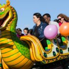 Los burgaleses disfrutan de una tarde en las barracas. TOMÁS ALONSO