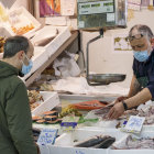Un comerciante atiende a un cliente en el Mercado Norte. ECB
