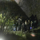 Grupos de jóvenes en las escaleras de San Esteban durante la noche del pasado sábado. SANTI OTERO