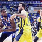 Clark postea ante el jugador del Fenerbahçe  Luigi Datome en un partido de Euroliga de la pasada campaña.-EUROLEAGUE.NET