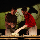 Xabier Bobés (izquierda) y Sergi Torrecilla son los intérpretes de esta función que combina la dramaturgia tradicional y el ‘teatro de objetos’. DAVID RUANO / TNC