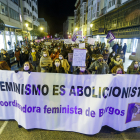 Cientos de personas salieron a la calle para alzar la voz por el feminismo y los derechos de las mujeres. SANTI OTERO