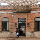 Una mujer sale de la Oficina Municipal de Información al Consumidor, en el parque del doctor Vara. TOMÁS ALONSO