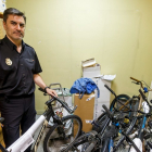 El inspector jefe de la Brigada Provincial de la Policía Judicial de Burgos, José Manuel del Barco, en una sala repleta de bicis robadas. SANTI OTERO