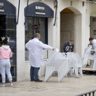 Los propietarios de un establecimiento recogen su terraza. ISRAEL L. MURILLO