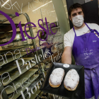 Un pastelero de pastelería Dieste prepara el dulce burgalés por excelencia. FOTOS: © ECB / SANTI OTERO