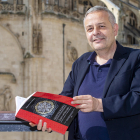 El catedrático de Historia del Arte de la UBU René Jesús Payo Hernanz, con su nueva publicación sobre el maestro Juan de Vallejo. SANTI OTERO