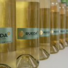 Contraetiquetas de la DO Rueda en varias botellas.