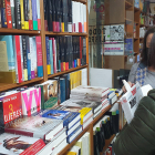 Una mujer compra un libro en una librería de la ciudad. ECB
