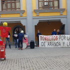 Concentracion de los bomberos de Aranda para exigir la negociación del convenio de retenes. ECB