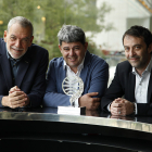 Los autores que hay tras el seudónimo Carmen Mola son, de izquierda a derecha, Jorge Díaz, Antonio Mercero yAgustín Martínez. ARDUINO VANNUCHI