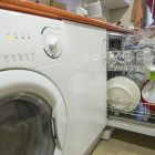 Una persona coloca vasos en el lavavajillas de la cocina de su vivienda.-ISRAEL L. MURILLO