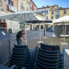 Un trabajador instala las sombrillas para la terraza de hostelería en La Flora. TOMÁS ALONSO