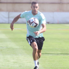 El exjugador del Burgos Álvaro Rodríguez persigue un balón durante un entrenamiento con el Albacete. TWITTER / @ALBACETEBPSAD
