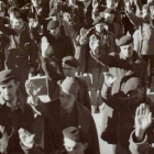 Brigadistas internacionales obligados a realizar el saludo fascista en el campo de concentración de San Pedro de Cardeña. BIBLIOTECA NACIONAL DE ESPAÑA