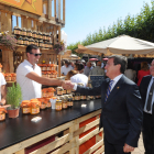 El presidente de la Diputación saluda a unos productores de miel en uno de los stand que el Plan dejó sin pagar. ISRAEL L. MURILLO