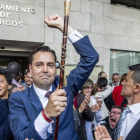 Daniel de la Rosa abandonó el Ayuntamiento como alcalde entre vítores, con el bastón de mando en mano. SANTI OTERO