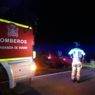 Los Bomberos de Aranda acudieron al lugar del accidente para rescatar a la víctima, atrapada en el vehículo. BOMBEROS DE ARANDA