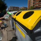 Una mujer deposita envases en el contenedor amarillo. SANTI OTERO