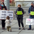 Imagen de la concentración de familias afectadas frente al HUBU. TOMÁS ALONSO