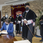 El presidente de la Junta firma en el libro de la UBU, flanqueado por los rectores de Castilla y León. ISRAEL L. MURILLO