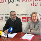 Ángel Rocha con Amparo Simón en la sede del grupo socialista arandino