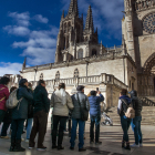 Varios turistas durante una visita guiada a la Catedral. TOMÁS ALONSO