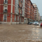 La calle Madrid, anegada tras la tromba de agua caída esta tarde. L. G. L.