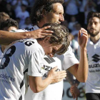 Los jugadores del Burgos CF felicitan a Prosi tras su gol.-SANTI OTERO